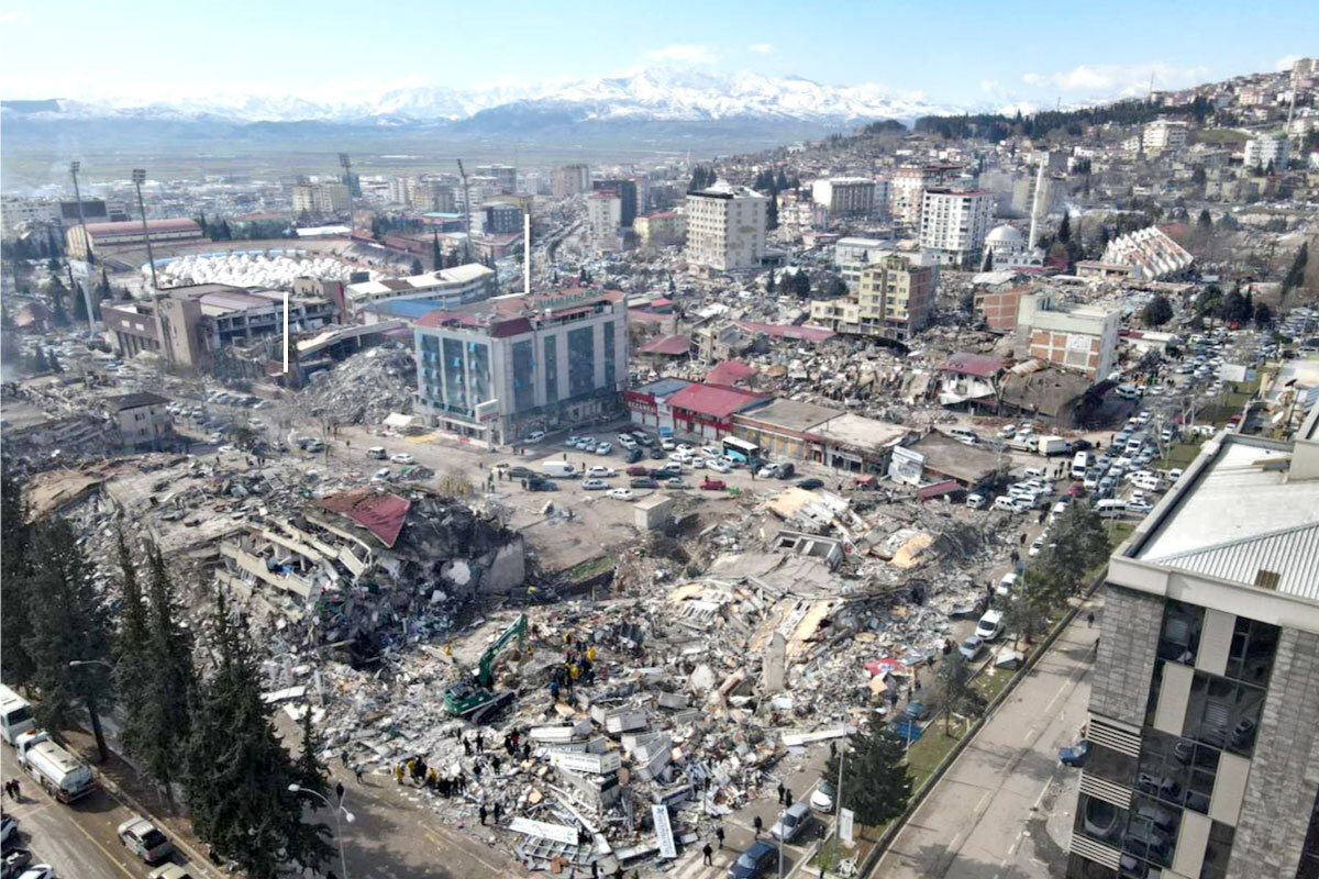 صورة للملعب بعد الزلزال وقد تحول لمخيم للمتضررين